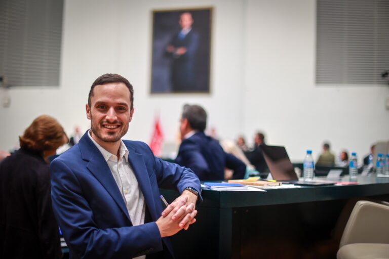 Lee más sobre el artículo El PSOE denuncia la trampa de los andamios publicitarios en Madrid