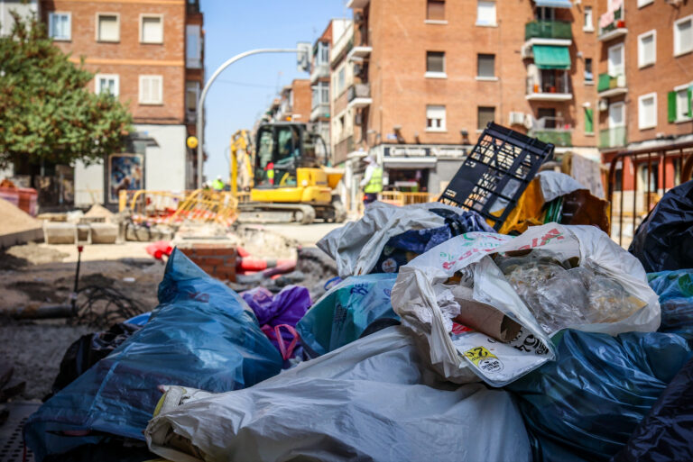 Lee más sobre el artículo Los avisos ciudadanos por suciedad se disparan mientras el plan de choque de limpieza de Almeida se queda en «papel mojado»